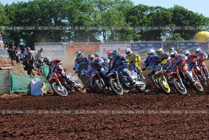 IGT-090530-4740 - MX2 start line action